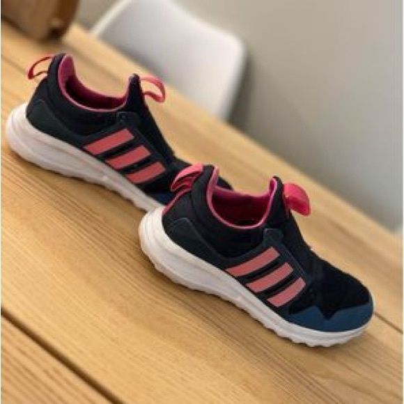 Adidas Size 4 Youth
 Good Condition - Picture 3 of 6